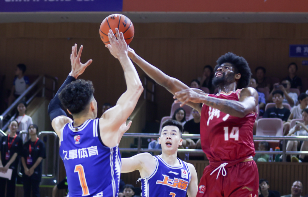 包含清晨突围战来临，尤文图斯围绕CBA季后赛官宣签约，底气十足，心理建设被强调的词条